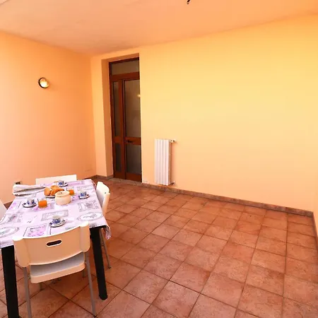 Central With Wi-fi, Air Conditioning And Balcony; Pets Allowed Apartament